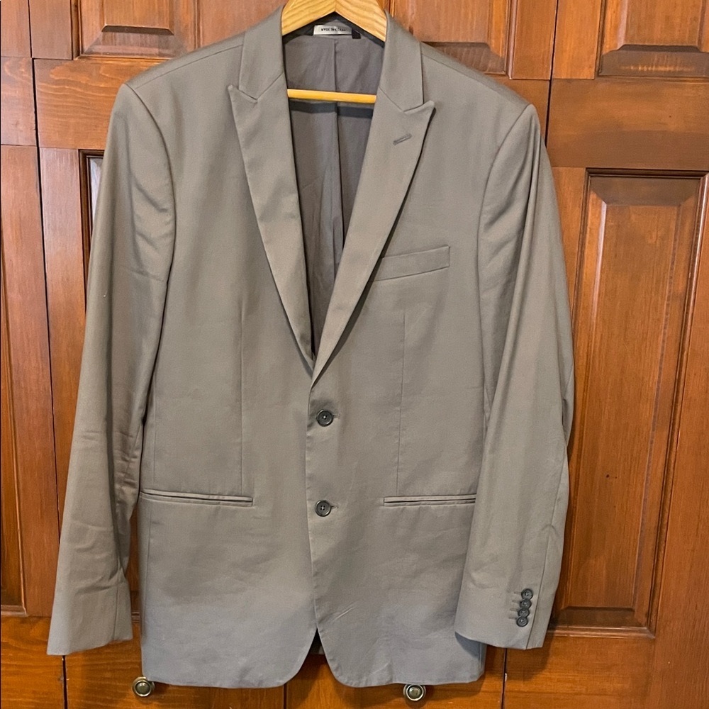 Banana Republic Men’s Tailored Fit,  Gray Blazer. Size 40R. Like New Retail $210